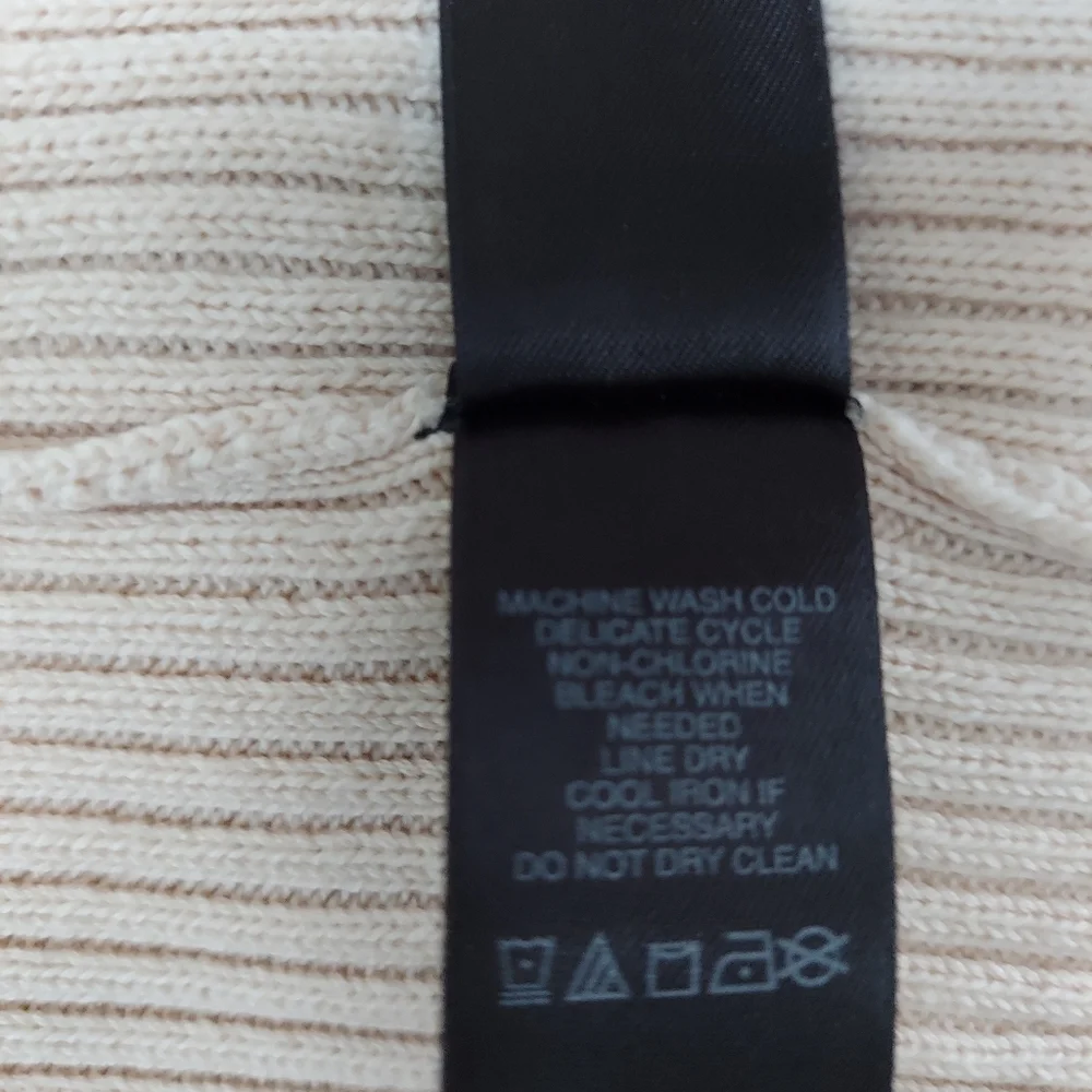 DKNY JEANS long sleeve light weight ribbed turtleneck sweater.